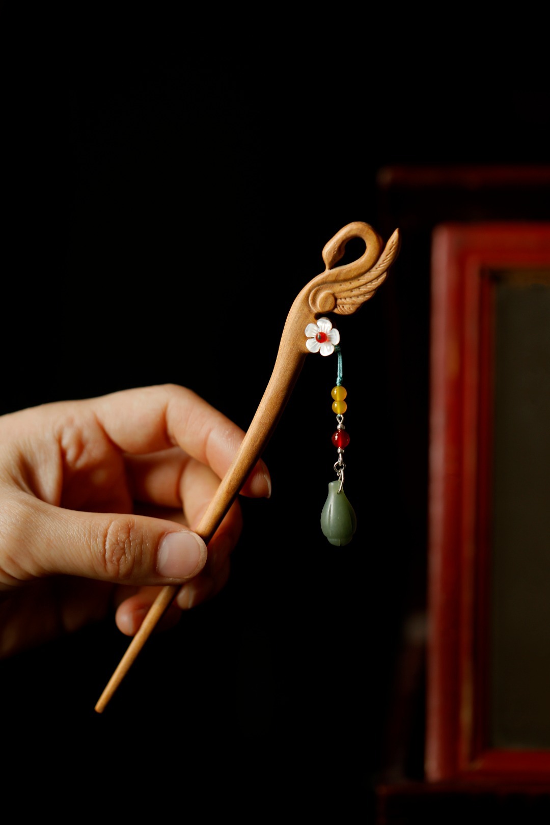 老山檀香【天鹅】发簪美好的器物能为人增添光彩，尤其在青丝上点缀珠玉金银，在鬓发间