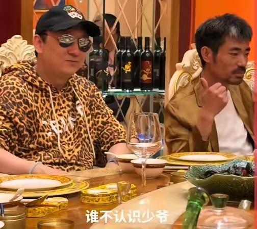 坐在阿四边上的是长得和王校长极其相似的大网红。能和山寨版的撕葱同桌进餐，阿四特别