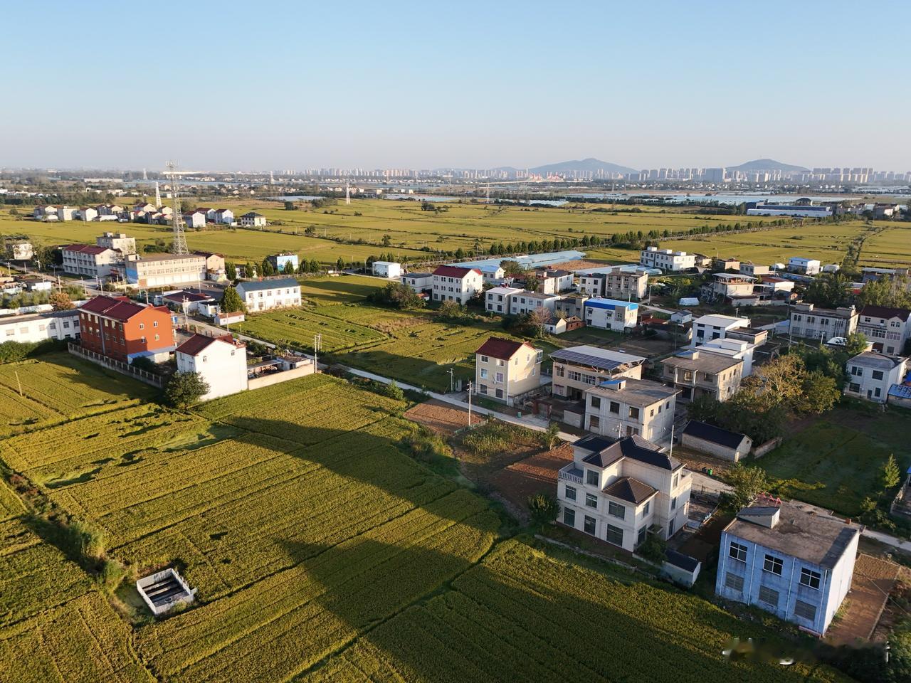 今天村里一位老人去世，家里子女请来一条龙服务，唱歌演艺，声响很大。

这户是我包