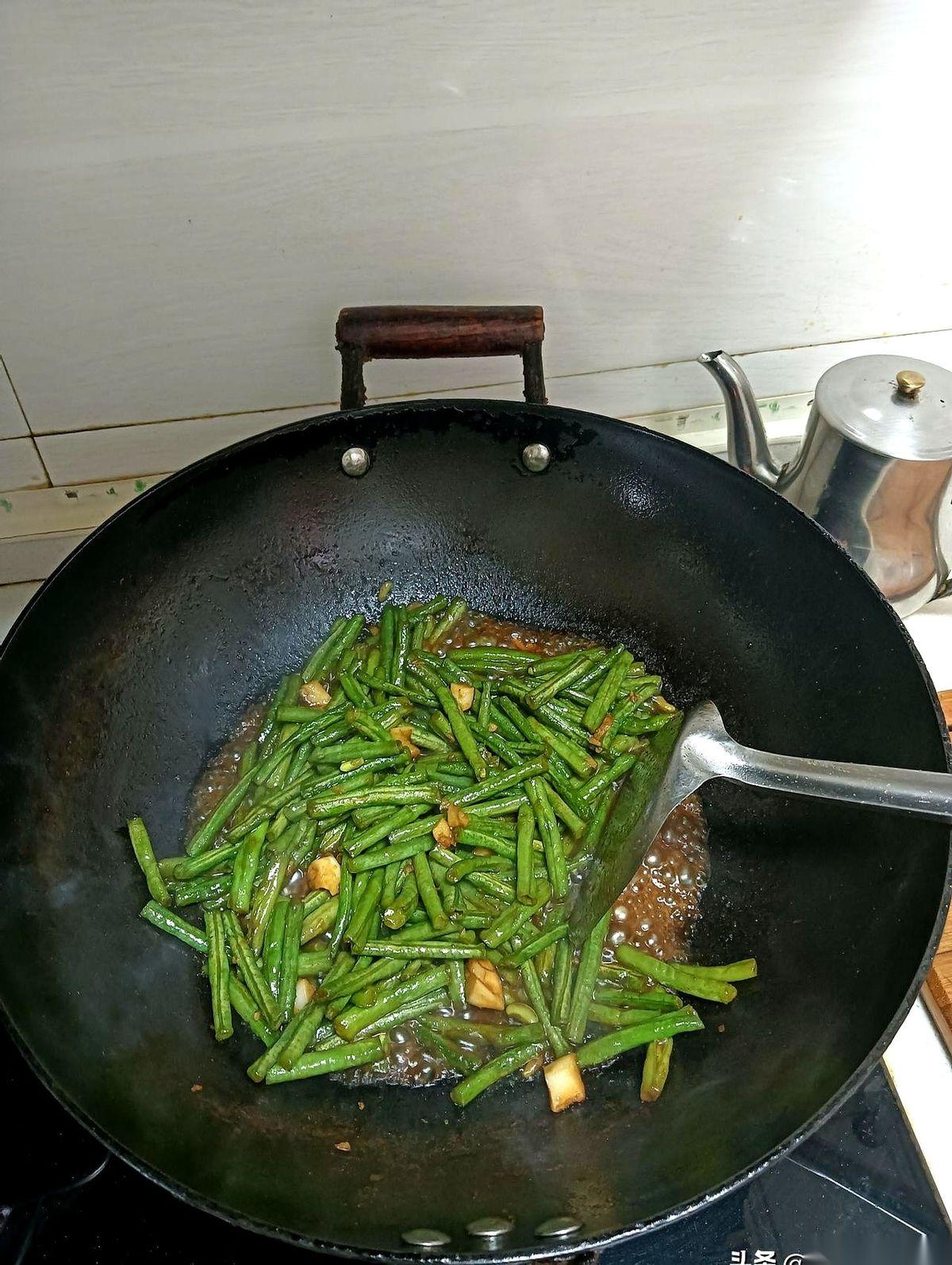 桌上那盘炒豆角，凉透了，连个筷子印都没有。
旁边的盘子倒被刮得干干净净。整整三大