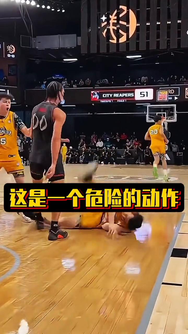 这是一个危险的动作，被一肘击干倒，这是打球还是打架？