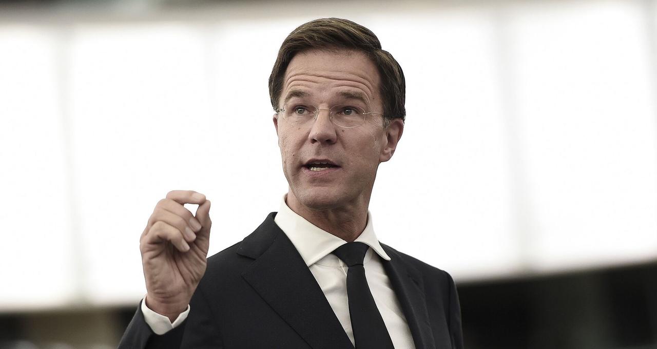 普通非洲人看待美国人的态度挺复杂。从历史上看，美国黑人本就源于非洲，是被欧洲殖民