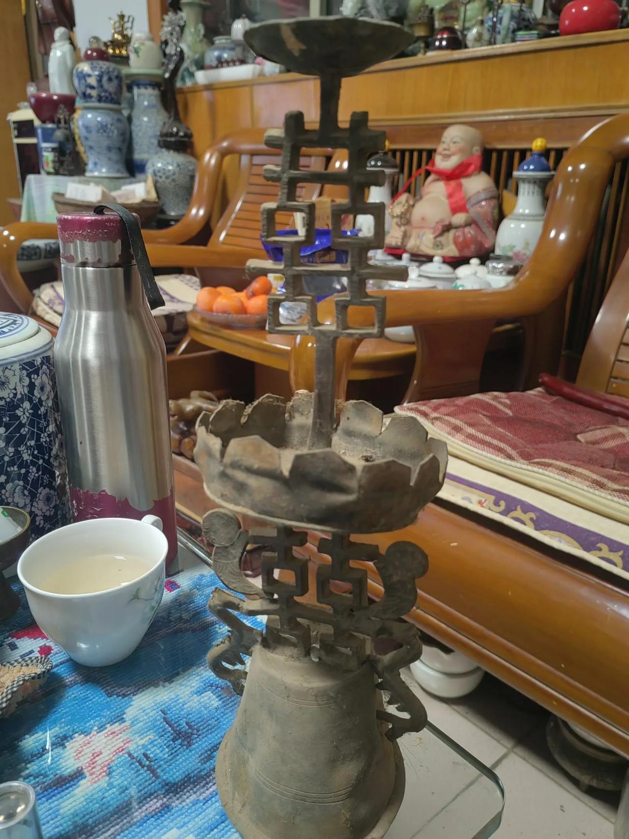 锡烛台，高四十厘米，一定是大家户办喜事用的。