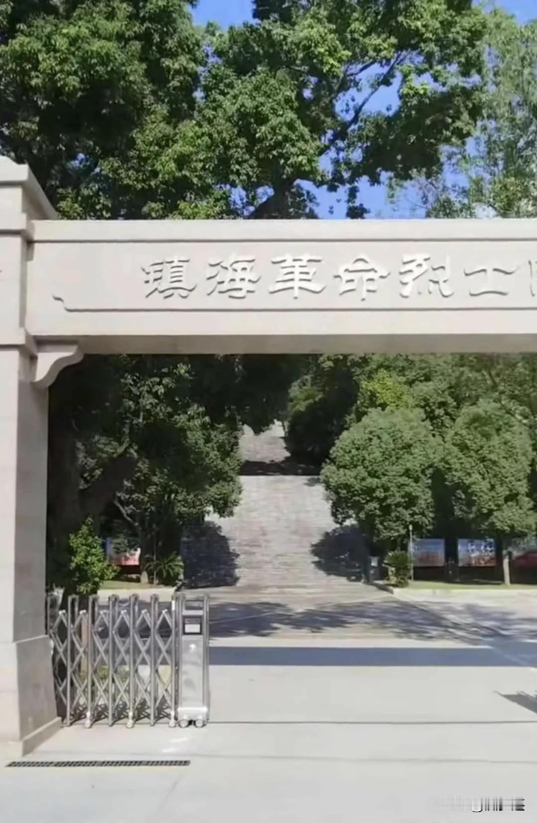 墓前鲜花堆成山，另一座却冷清无人问，谁的名字该被更多人记住？

2025年秋天，