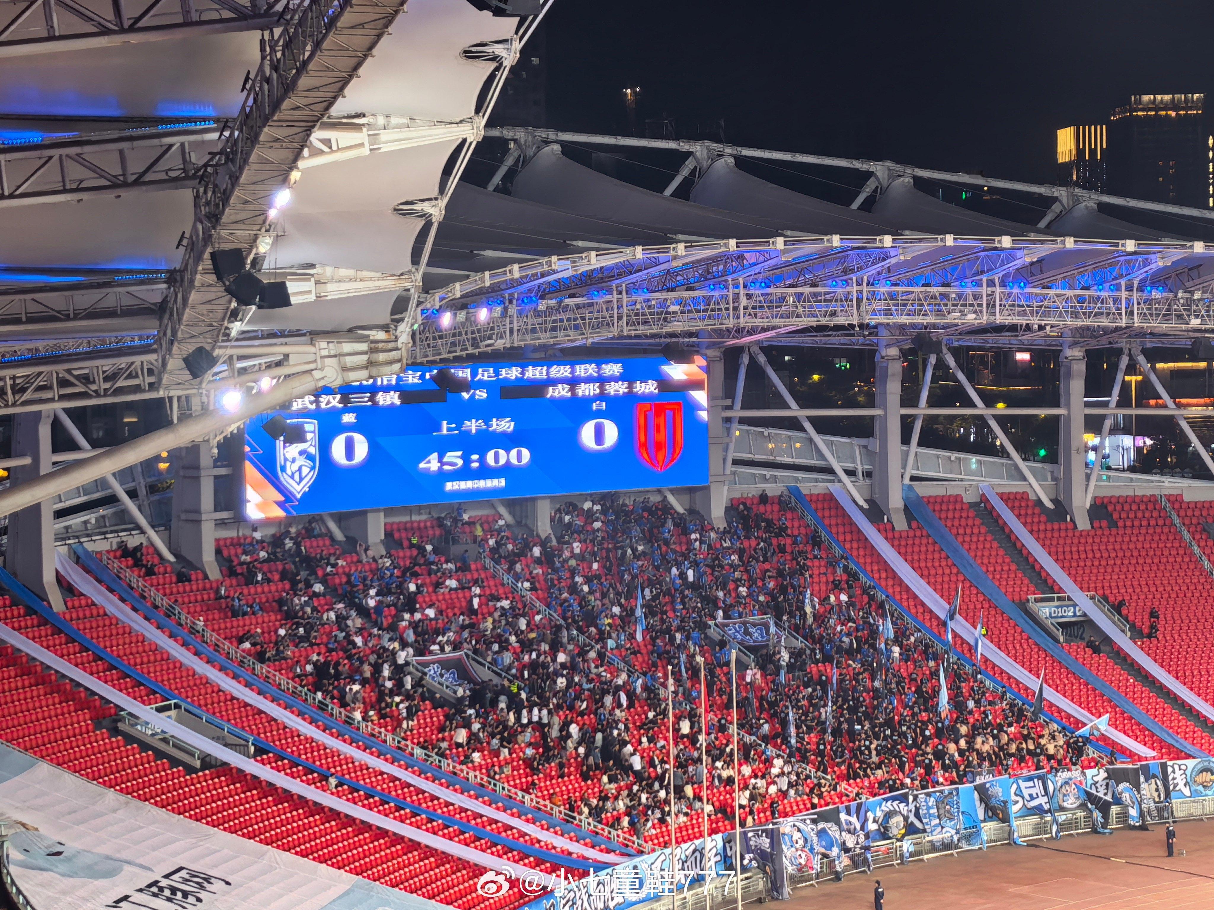 武汉三镇vs成都蓉城 武汉三镇在这个上半场踢得真是焕然一新，竟然没有丢球确实让人