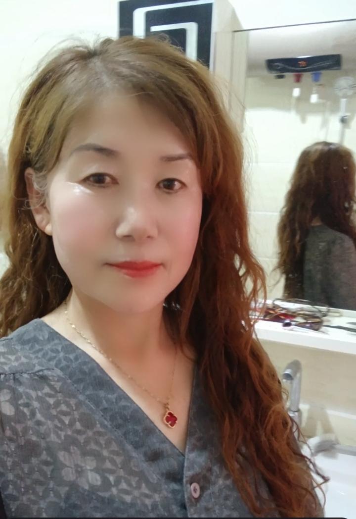 我们邻居有个女人，不知道是嫉妒我还是羡慕我，总在别人面前说我的坏话。说我经常回楼