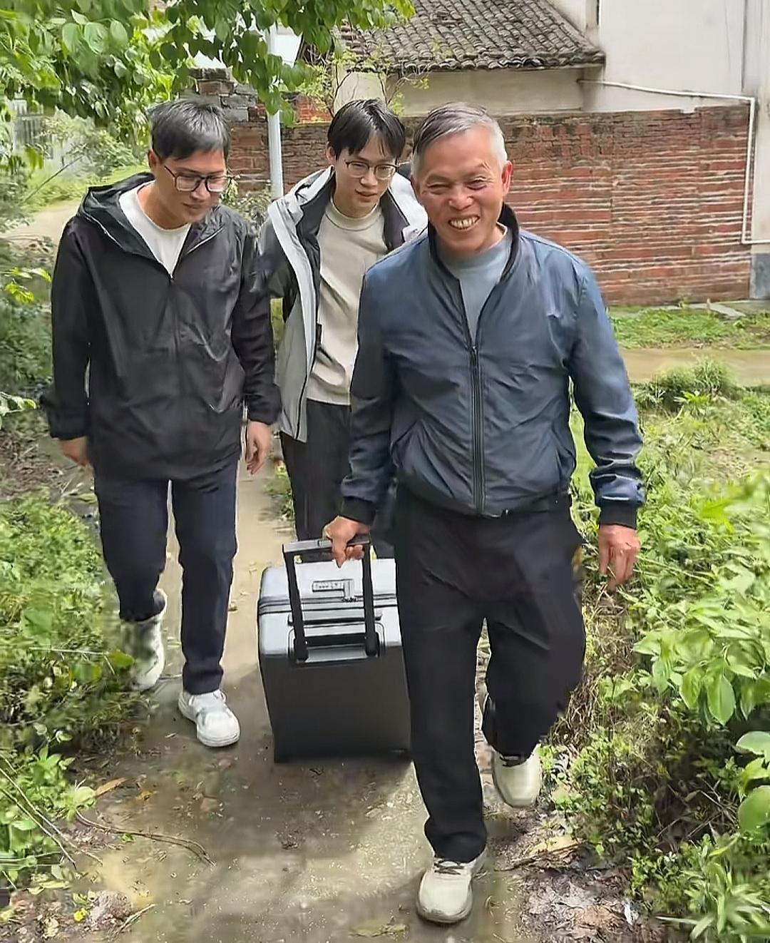 梁志辉清明回家祭祖了，他内心也是真正认可了自己的身份吧。弟弟也回家了，梁志辉跟着