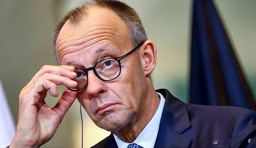 据俄新社报道，德国总理默茨宣布，未来几周内，欧盟将对俄罗斯实施新的一揽子制裁措施