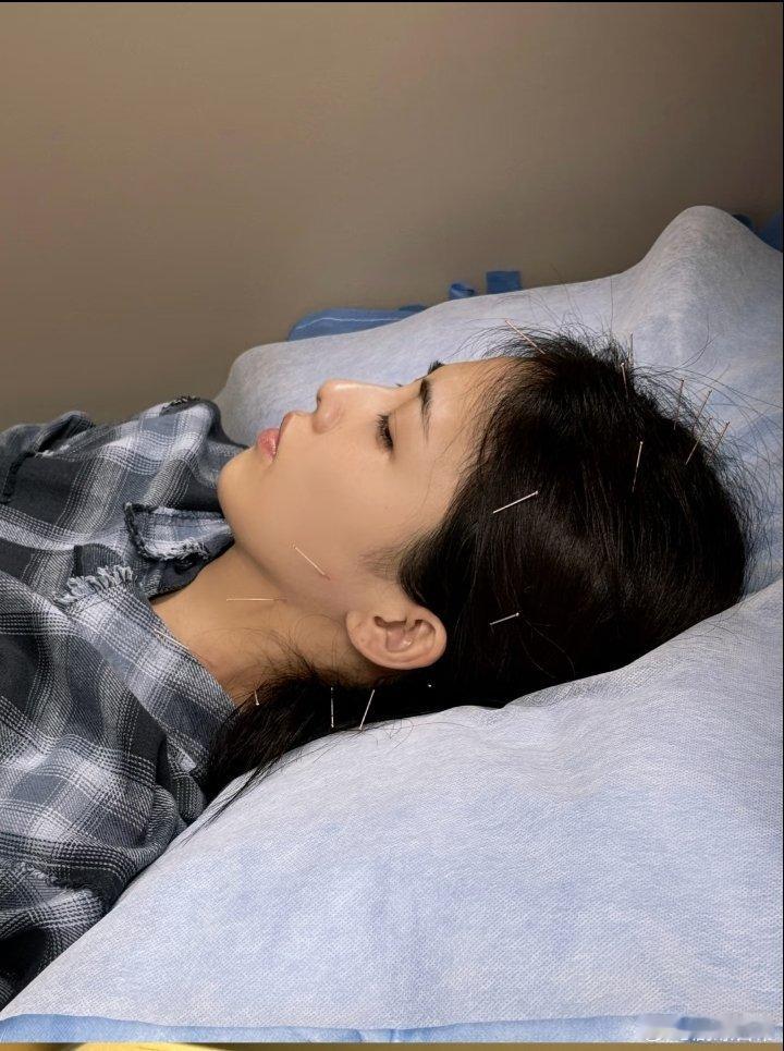 于正回应白鹿争议于正这招“不否认”玩得溜啊，比直接回应更有杀伤力，这是要把悬念留