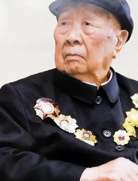 1984年，曾思玉退休后，到大连一水库钓鱼，钓着钓着，水库负责人走了过来，说：“