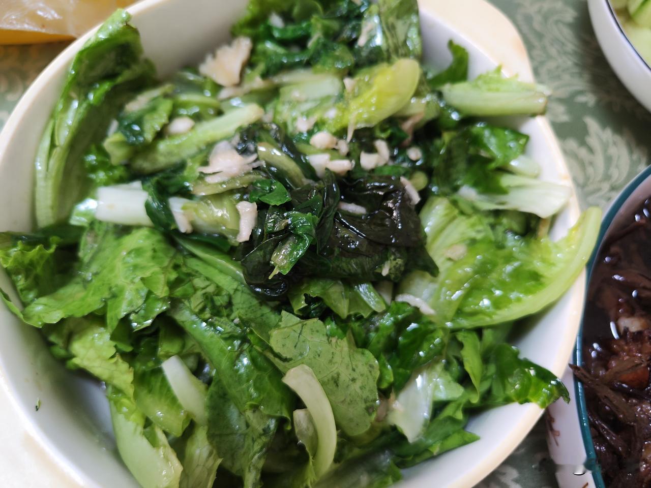 记录我的下厨日记
1，从小菜园采摘的生菜，清洗干净，控干水份。取大蒜2头，剥皮捣