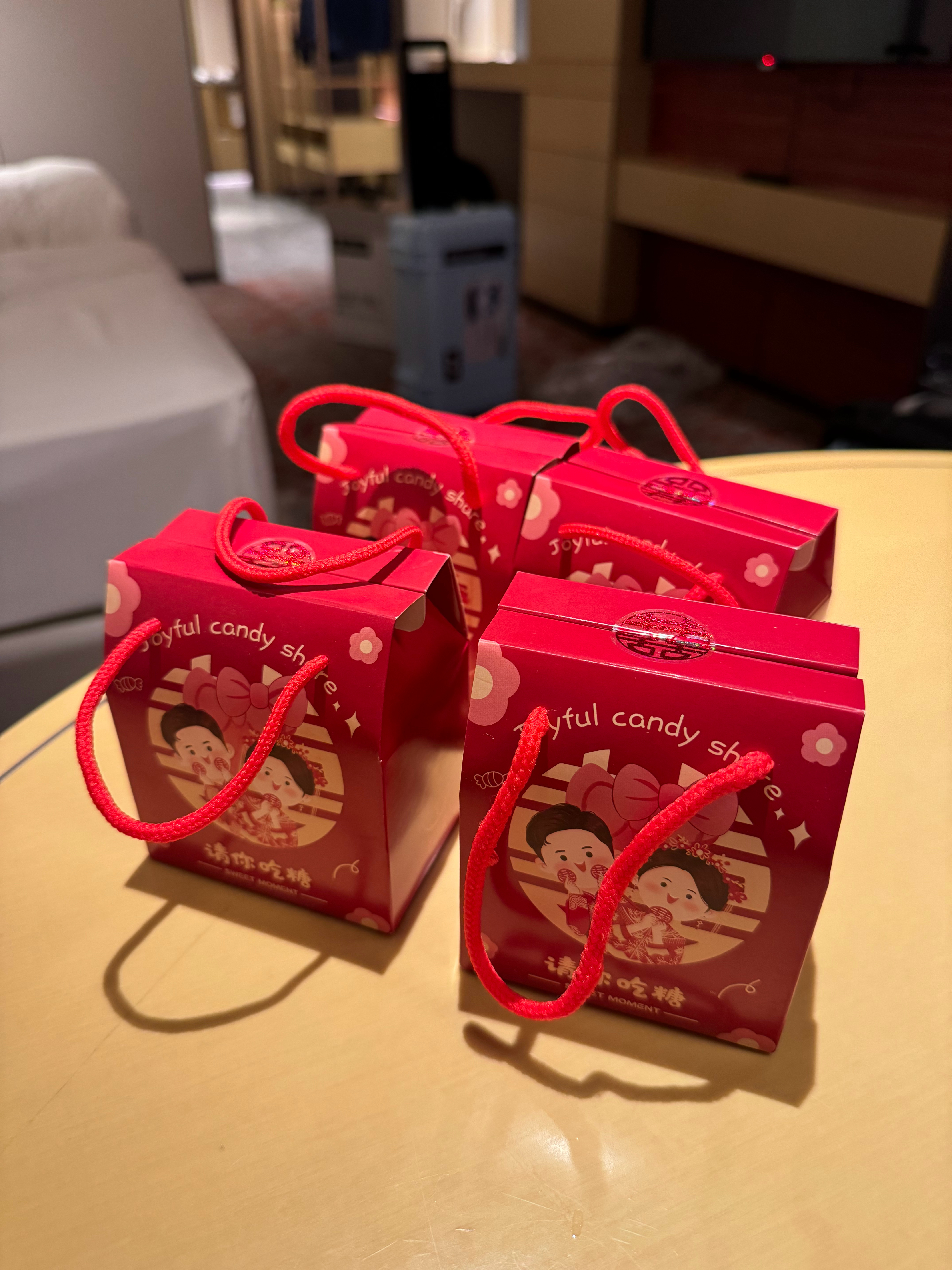 得知我来上海，小破站有个粉丝，特意跑了老远，来酒店给我送喜糖来了。本来他是准备给