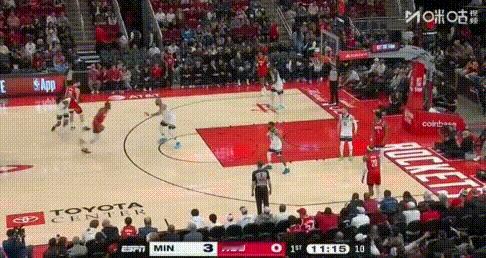 态度——杜兰特开局3防快攻2次拿下！
图1：1防3没办法；图2：一直跟人迅速退防