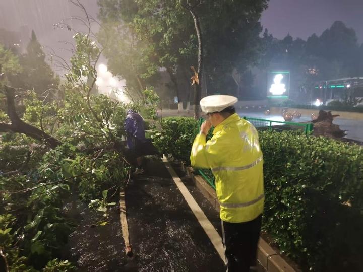 6月28日晚，一场突如其来的强降雨伴随大风席卷济南市区。20时45分许，济南市公