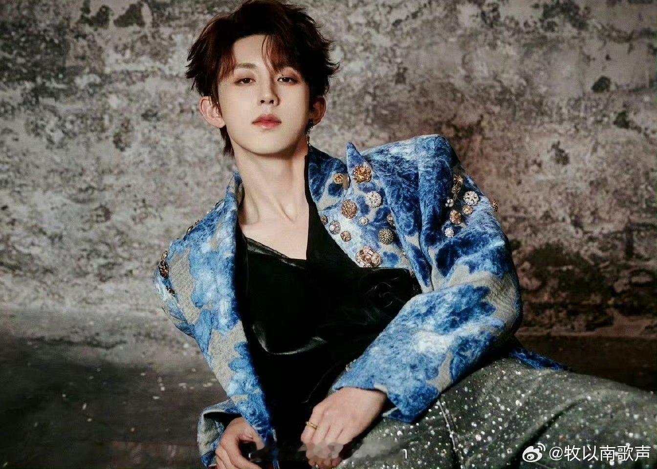 郭俊辰染了粉发这个粉色驾驭的这么好看的，粉发配郭俊辰，热烈又清澈，简直是量身定做