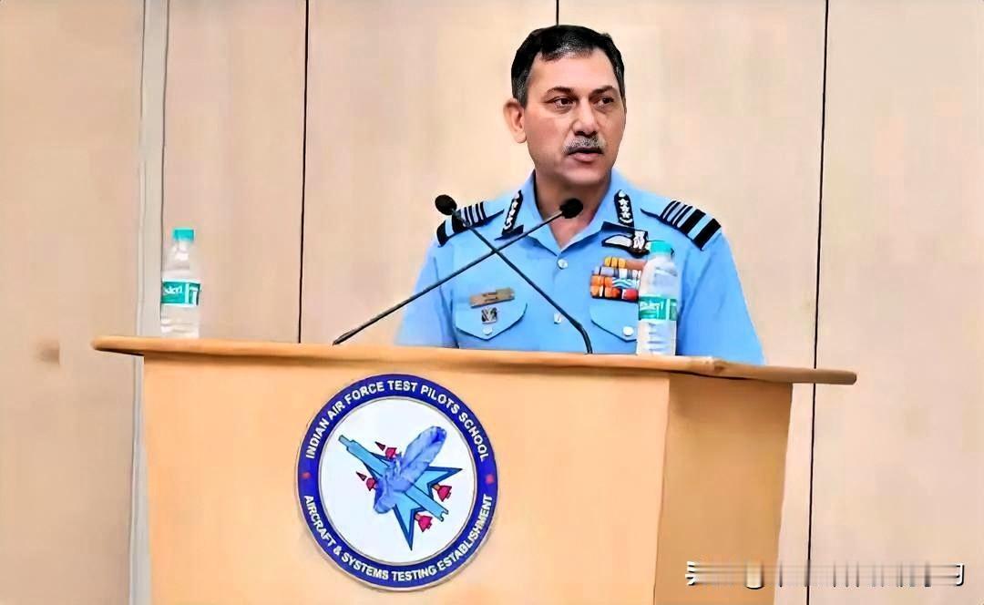 印度最近被美国加征关税搞得焦头烂额，经济上一团乱麻，出口下滑、外资撤离、卢比暴跌