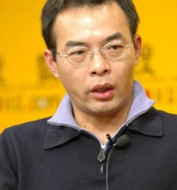 2004年，“天上人间”大老板覃辉开车和一坐着大人物的老轿车相撞，他下车就跟对方