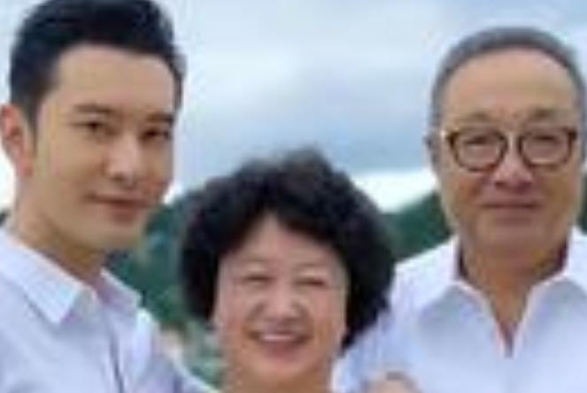 2026年4月21日，黄晓明在个人社交平台晒出了父母的近照，并分享了“让时间变长