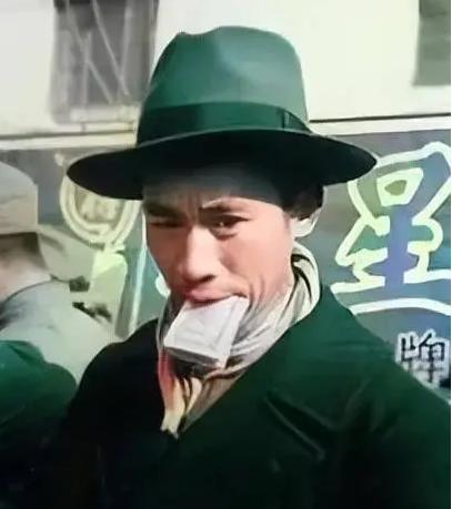 1949年的上海，赫赫有名的商人丁永福，把自家的洋房全卖了，换成了美金。旁人都说