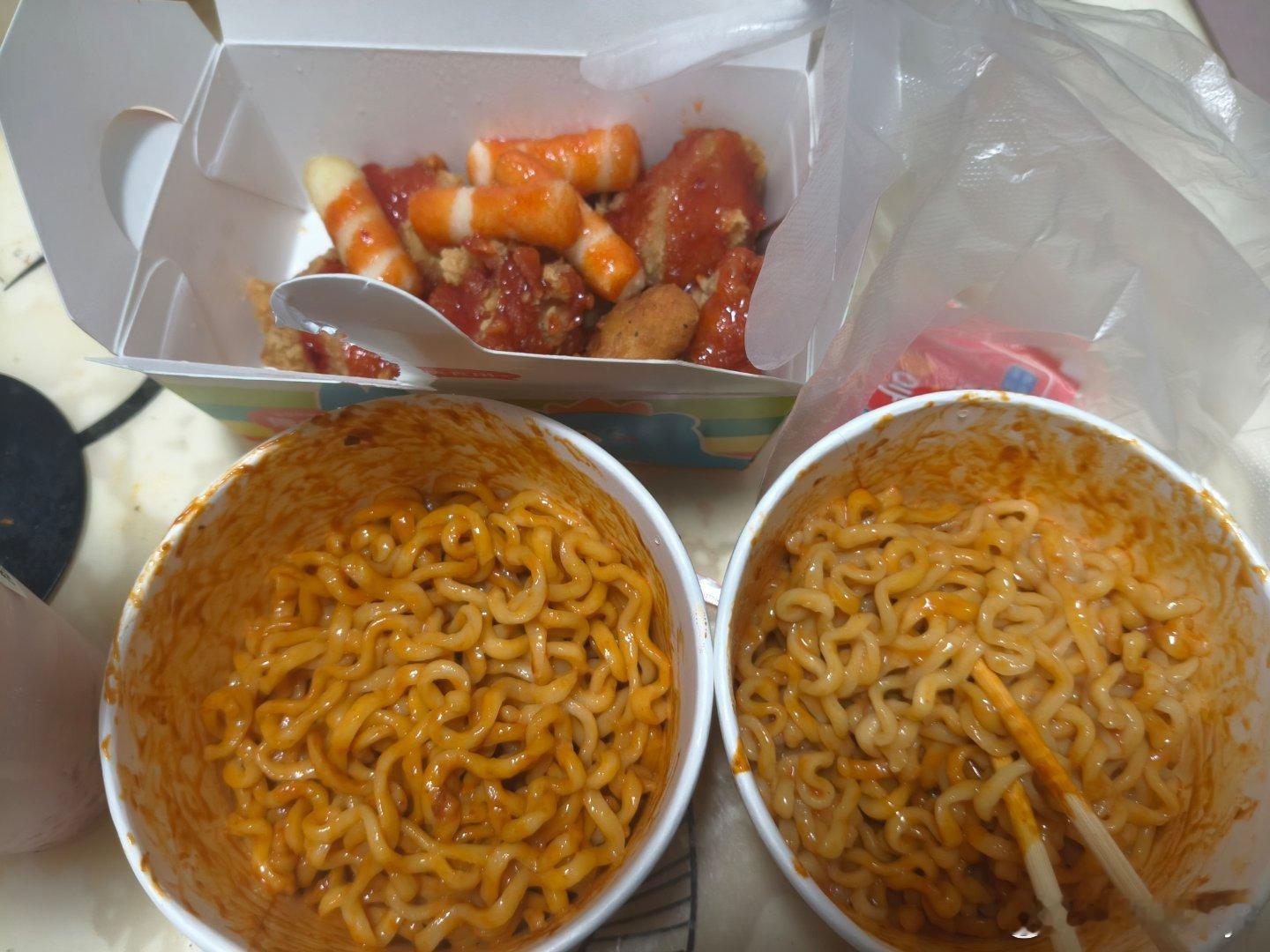 炸鸡配火鸡面（炸鸡浅吃了两口就不吃了 火鸡面都吃了） 
