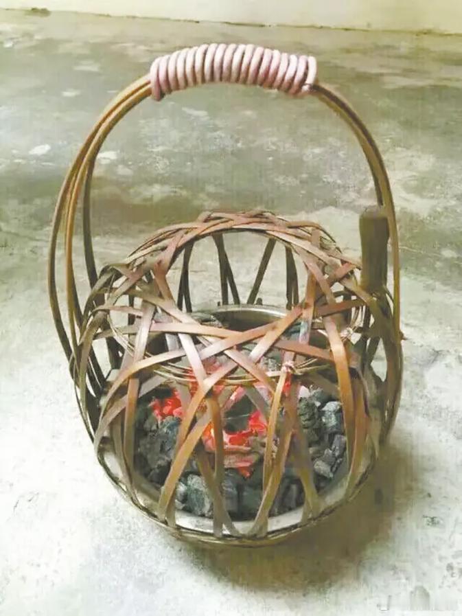 说到上学早，记得我们读小学的时候，到校时间是要求7点半，先半个小时的早自习，8点