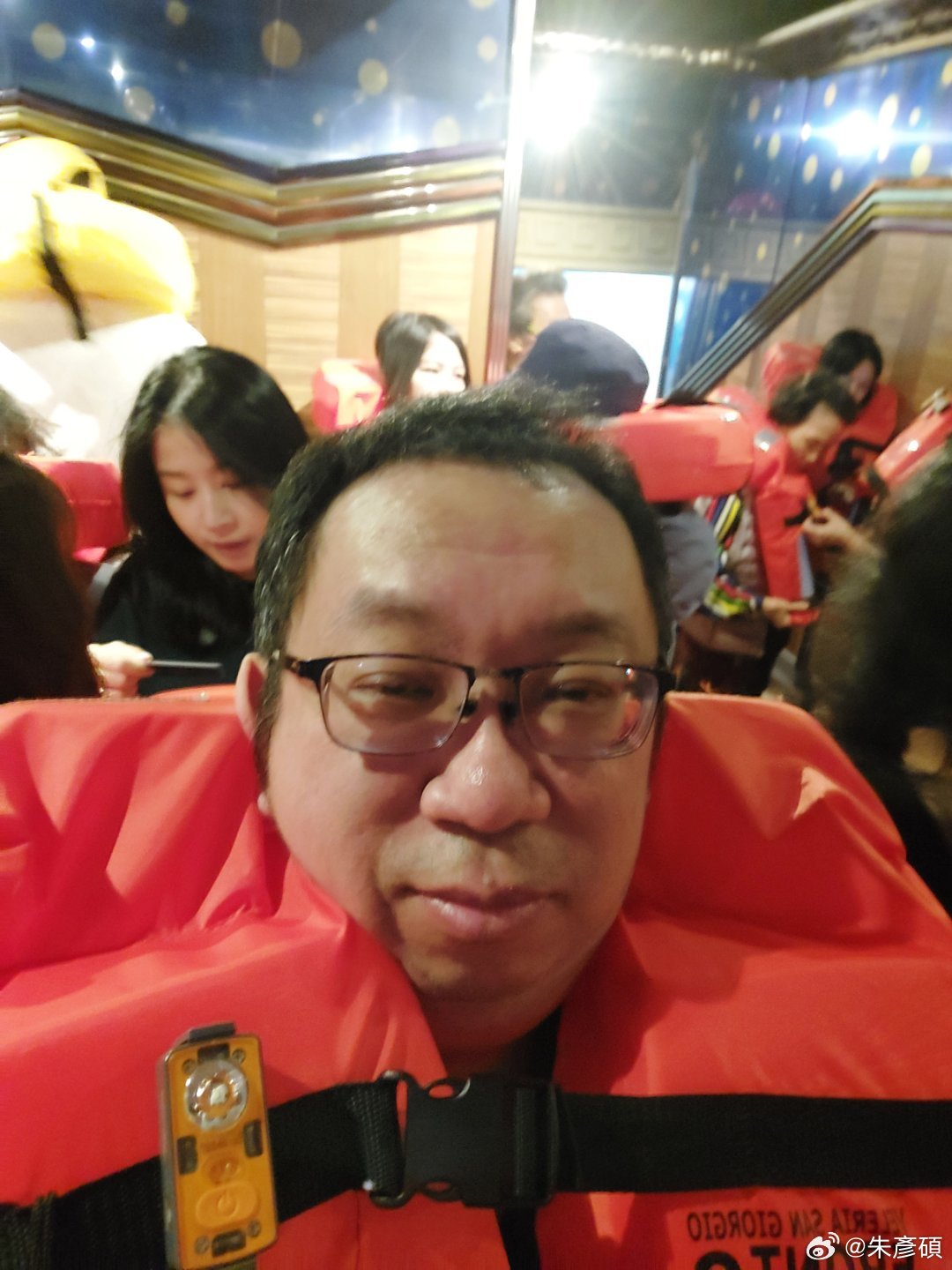 坐郵輪出行，還没出港，先做演習。