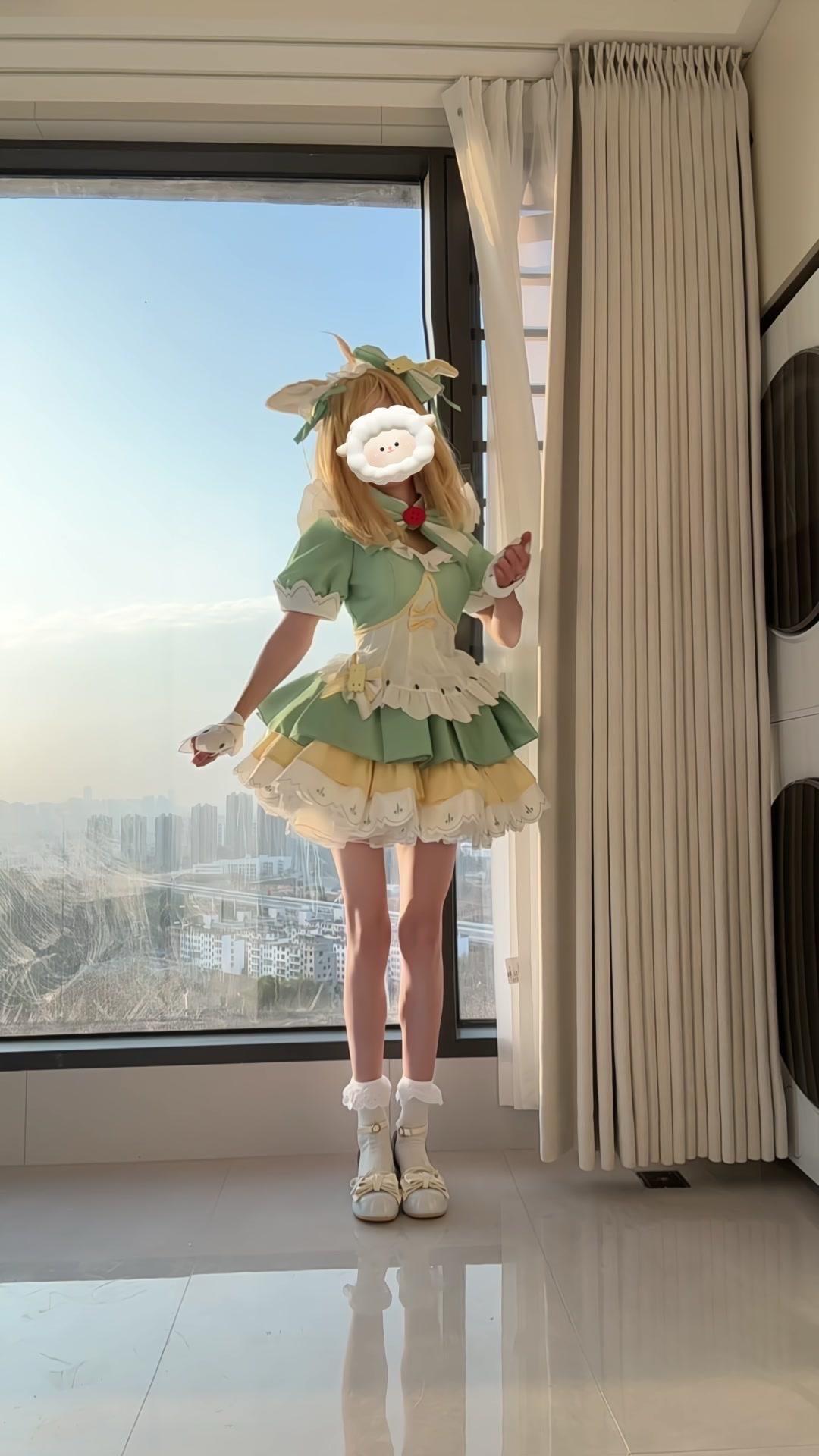 换上抹茶色的妲己cos服，感觉整个人都温柔了不少。发饰和衣服上的抹茶绿点缀，像不