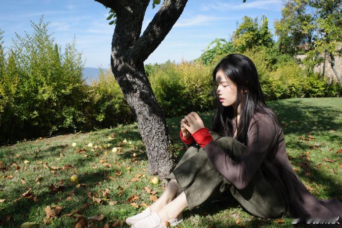 张婧仪未修饰的慵懒 张婧仪未修饰的慵懒真的一下子就戳到我了呀，感觉很有氛围感了，