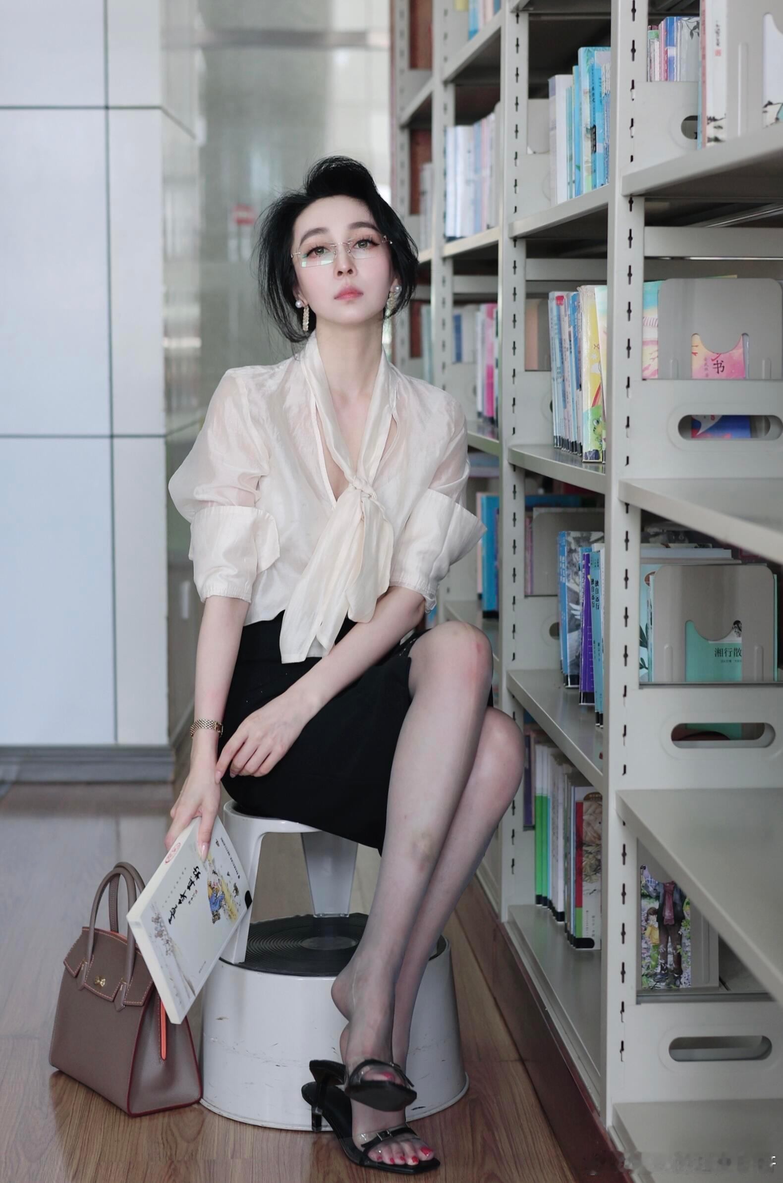 穿丝袜去图书馆，这是去看书吗？ ​​​