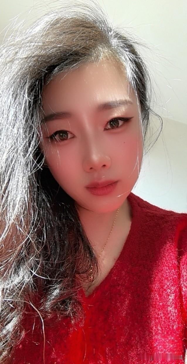 老板常年不在家，今天老板娘搂着我哭，哭得我心软。
单身的男人，最知道寂寞女人的苦