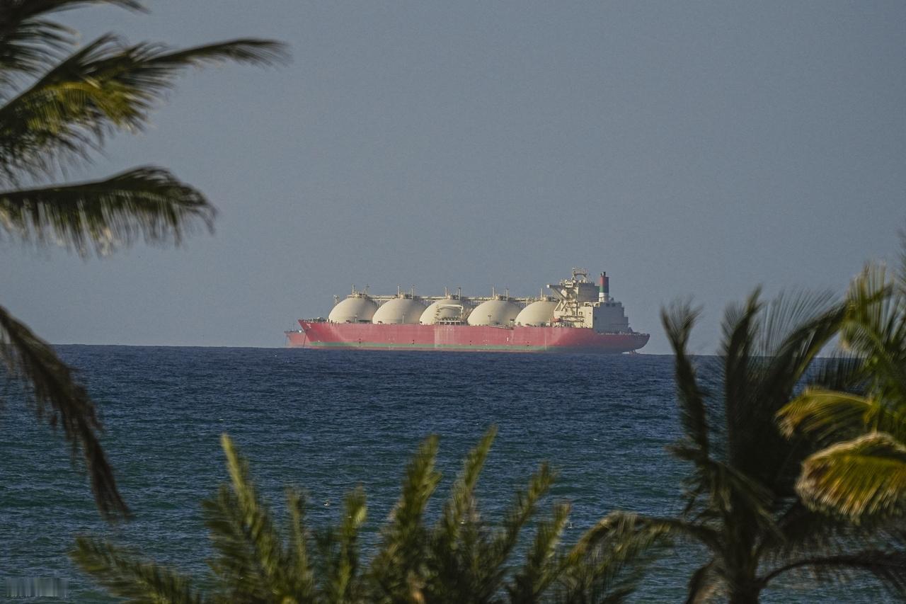 霍尔木兹海峡，封港开聊！
4月13日，华盛顿白宫，特朗普对着镜头放话，伊朗一早来