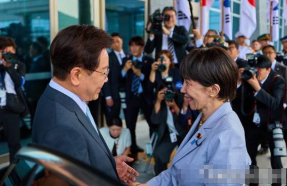 当地时间 5 月 19 日，高市早苗带着期待踏上了韩国的土地。她本以为这是一次 