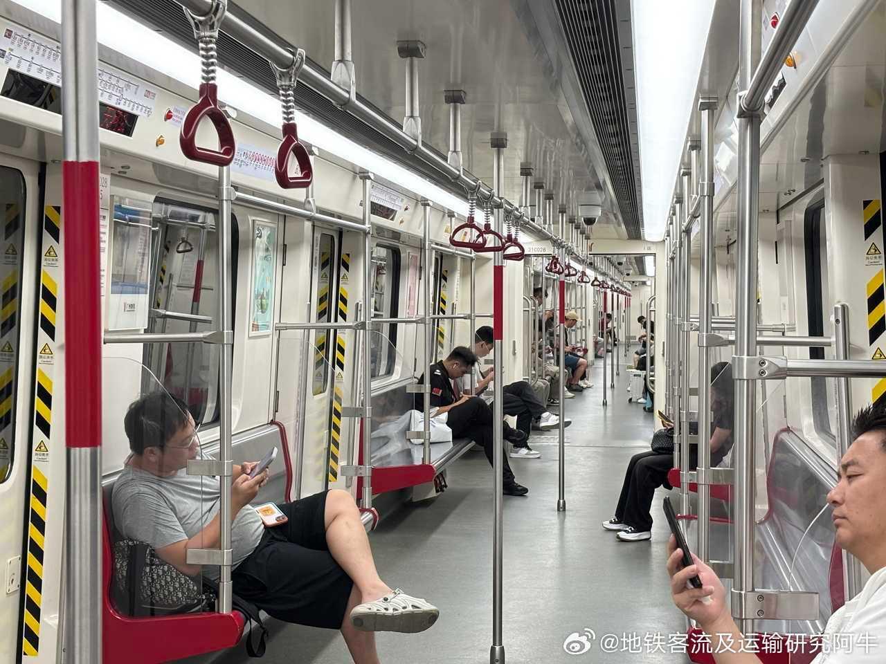 【广州地铁】网友：2026-08-21（周五，多云）夜间收车前的广州地铁，23：