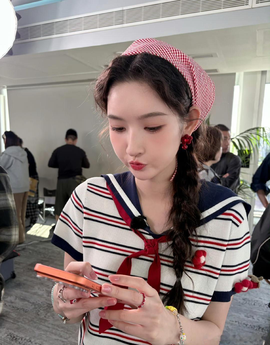 软萌可爱的王玉雯，就连手链和戒指都透着满满的糖果系甜美感。 