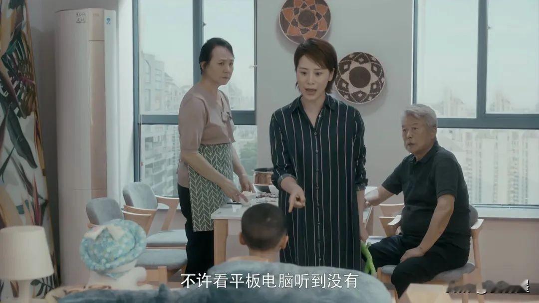 张爱玲说：人生就像是一袭华美的袍子，里面却爬满了虱子。
婚姻何尝不是这样呢？
人