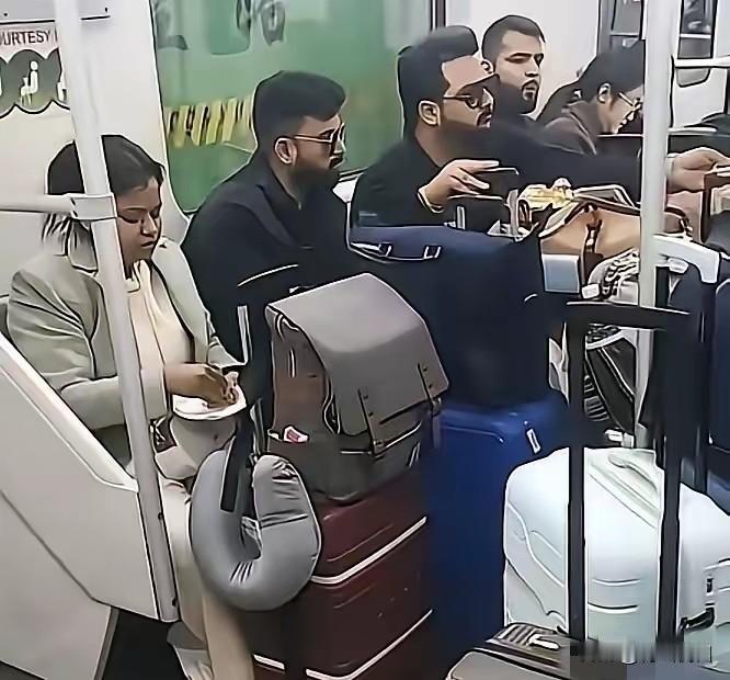 看到印度人在上海地铁吃手抓饭的新闻，我特意去查了规定。《上海市轨道交通乘客守则》