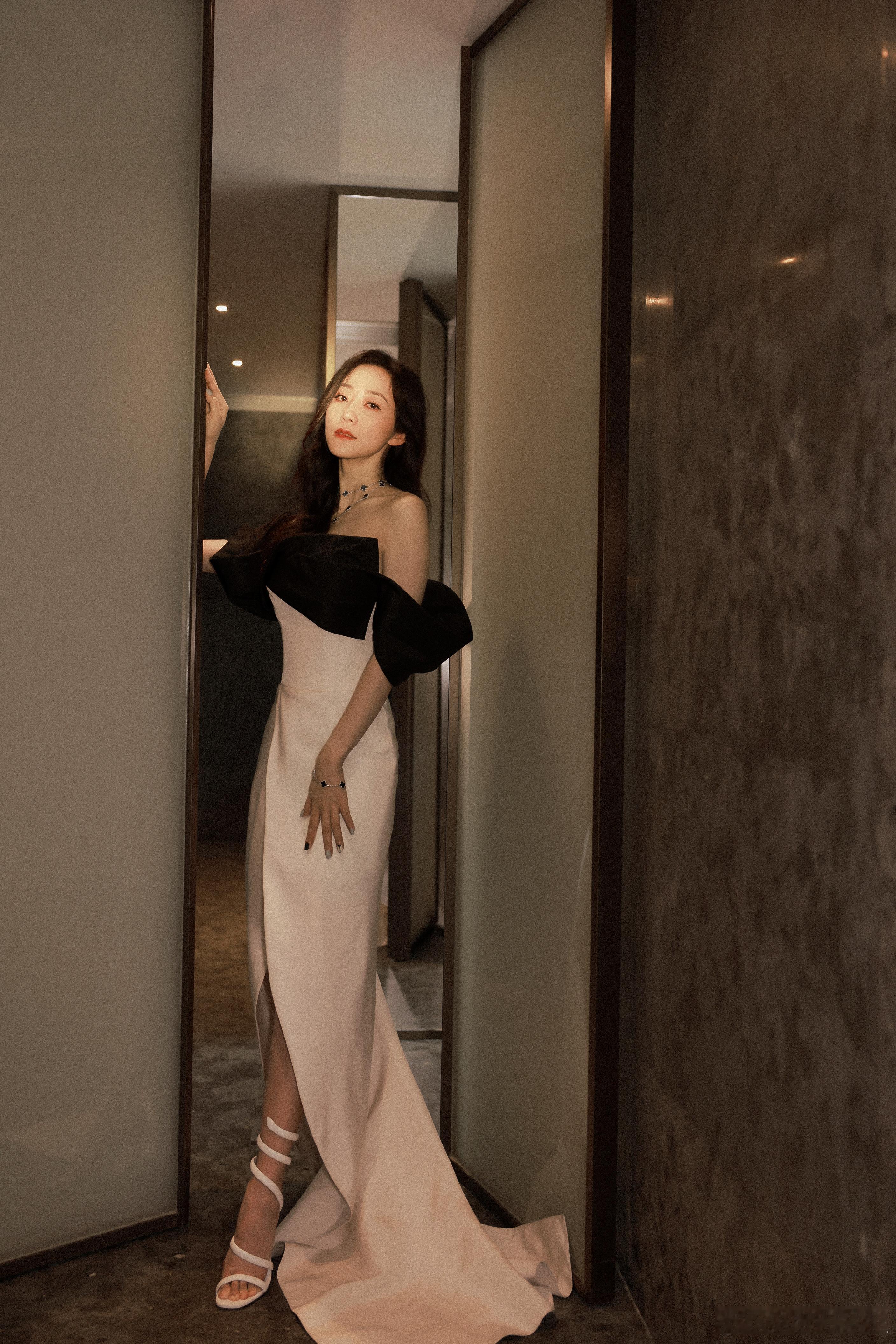 👠韩雪佘诗曼韩雪耳鬓厮磨