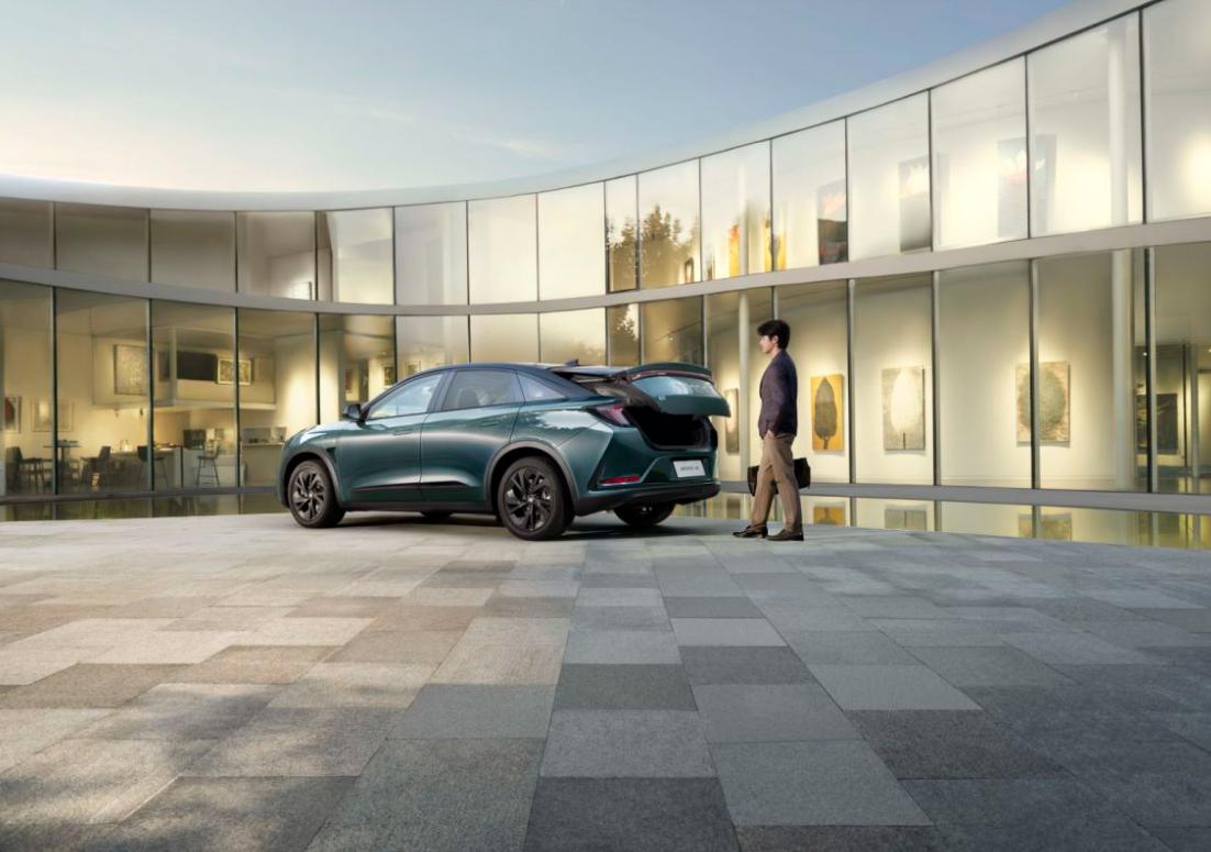 S 森林版掀背式设计让阿尔法S的后备厢空间变得巨大，实用性得到了显著提升。无论是