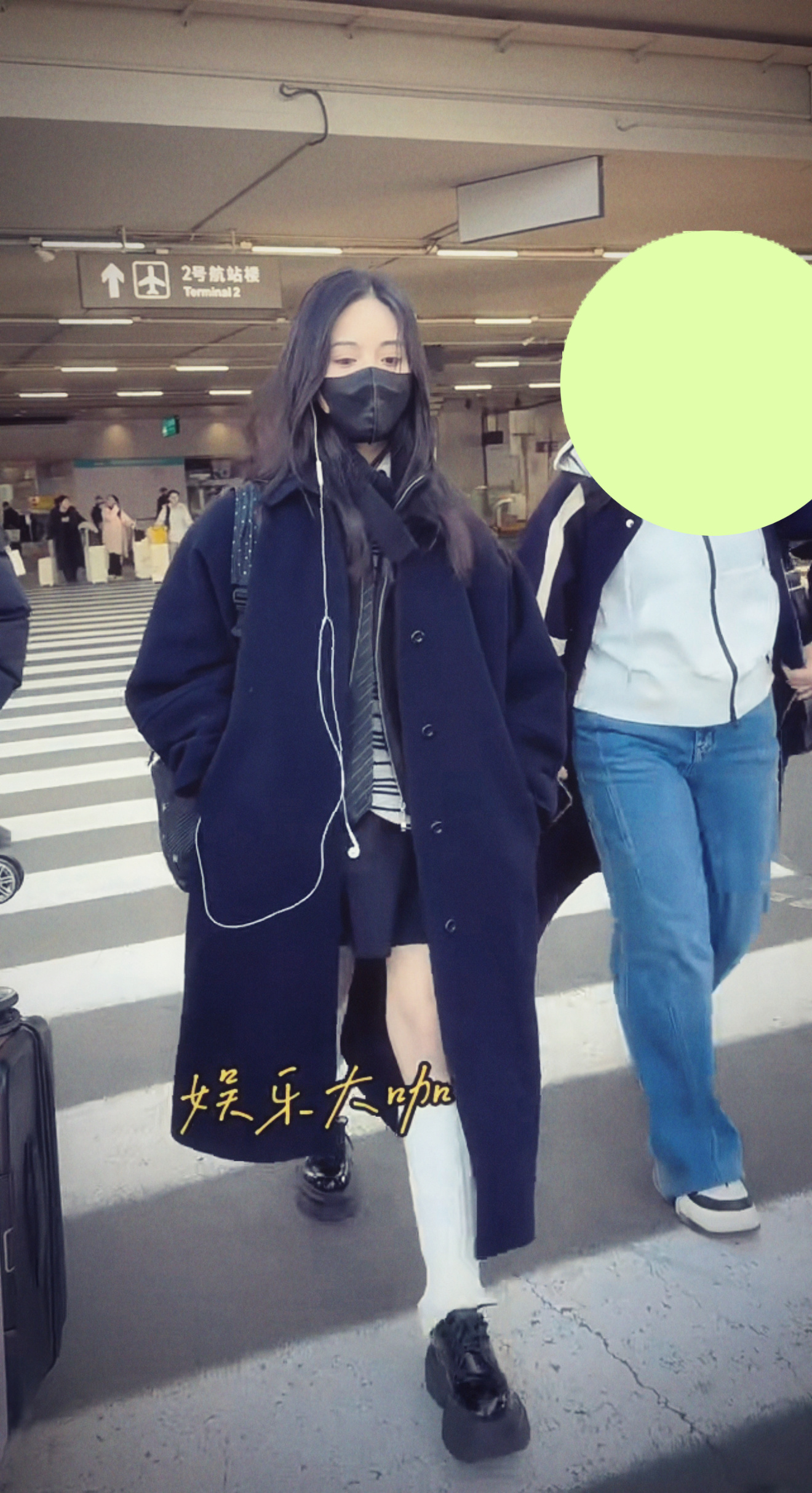 这身也美得很 不难看出帽子达人·领带达人·有线耳机达人最近又迷上了双肩包 