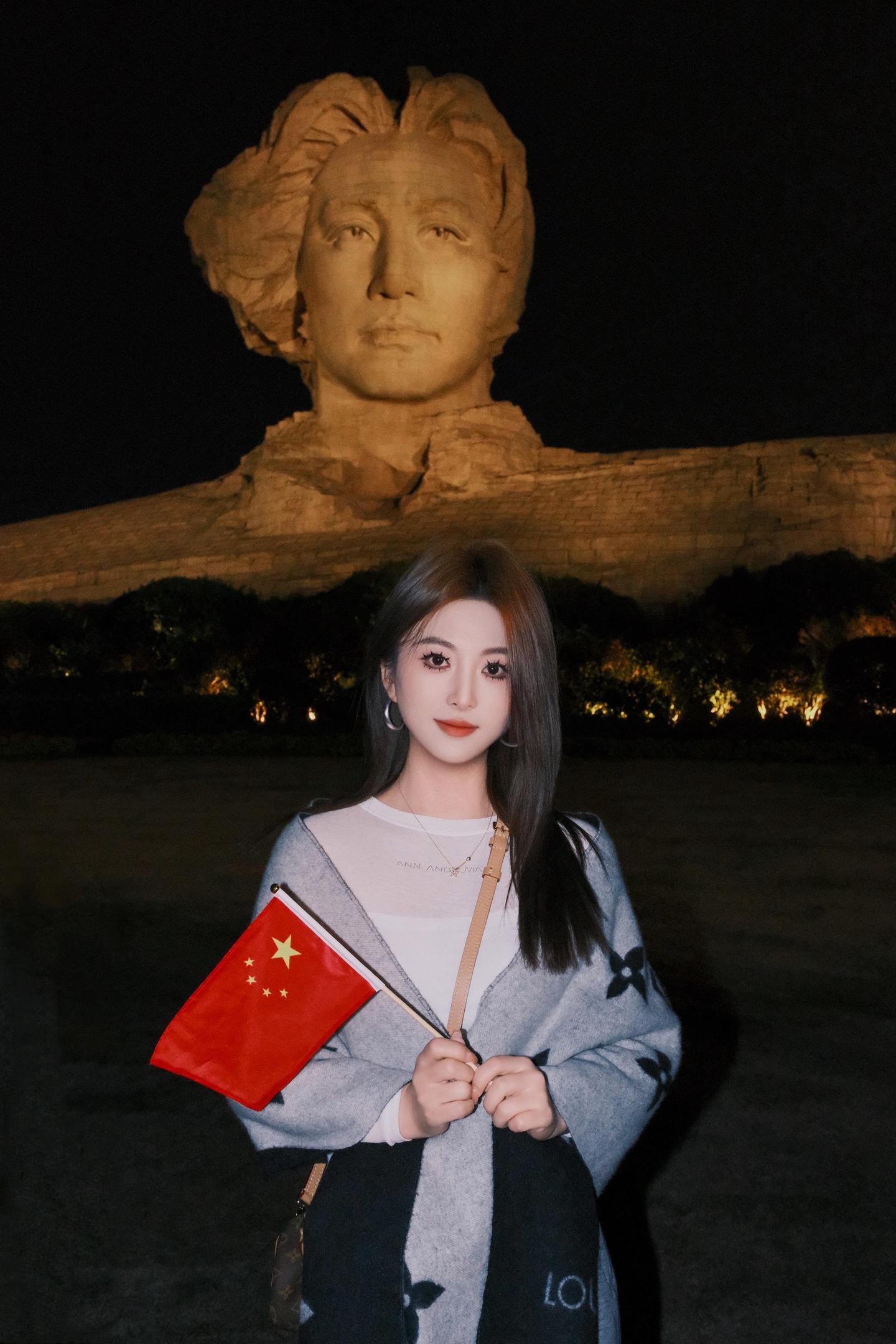 吹湘江的风  追五角星的光  今天来到的是橘子洲