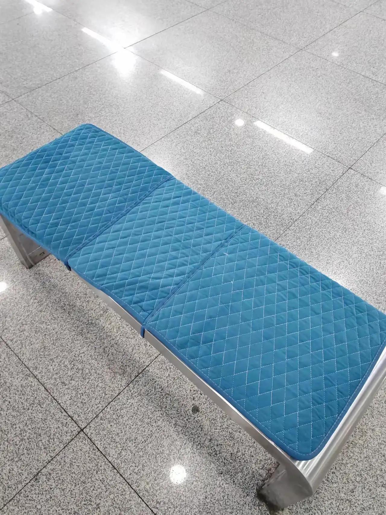 合肥的地铁站里的凳子上铺了一层暖暖的垫子！