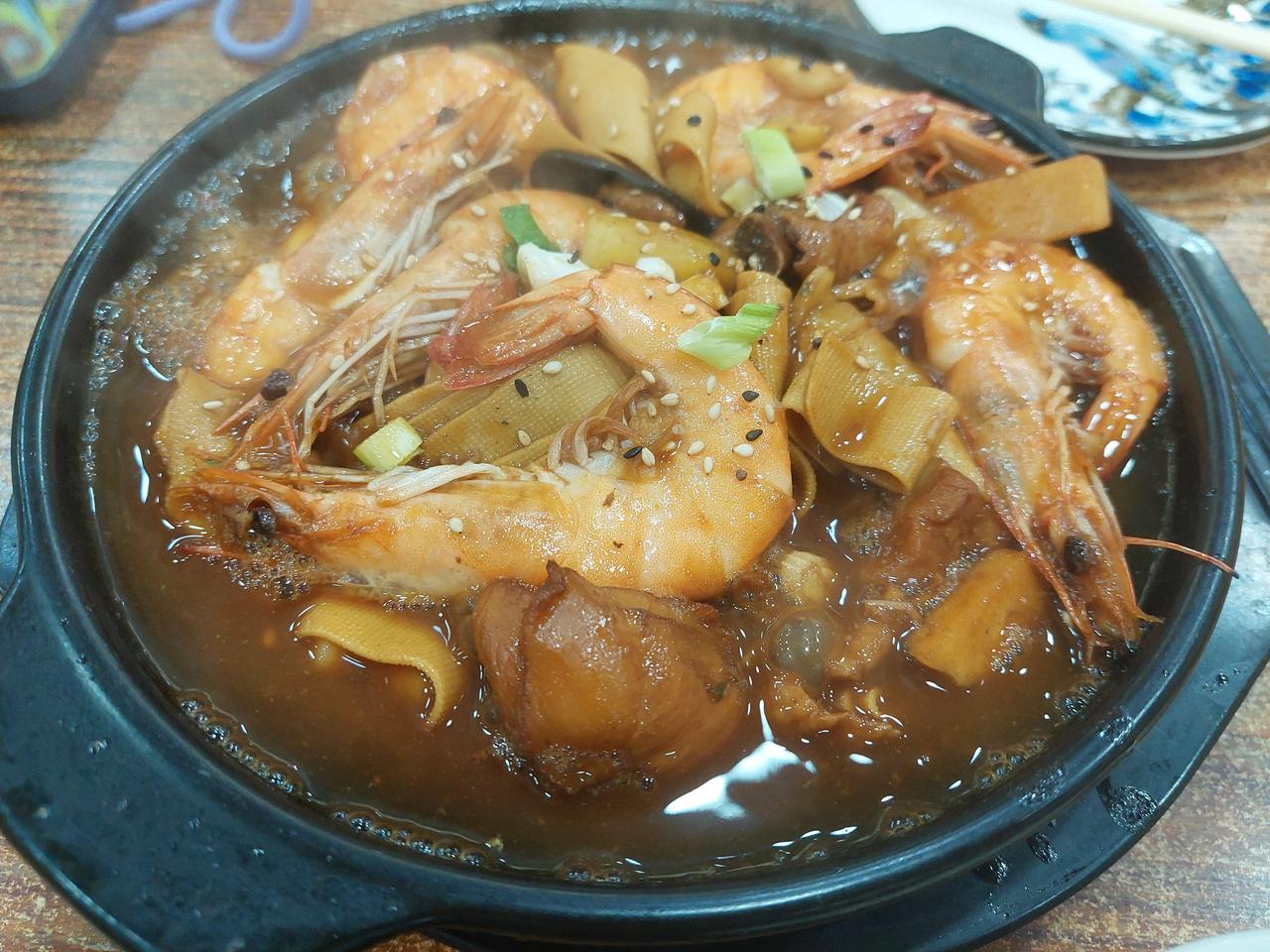 今天把我得瑟的，早中晚，换了 3 条裙子。

早晨去单位穿的是棕色旗袍。

中午