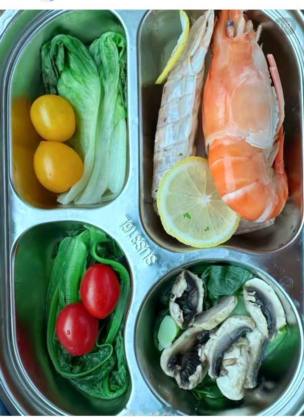 关晓彤在剧组经常送人吃天然蔬菜餐。她不仅一人吃，也给其他工作人员送，还给其他的演