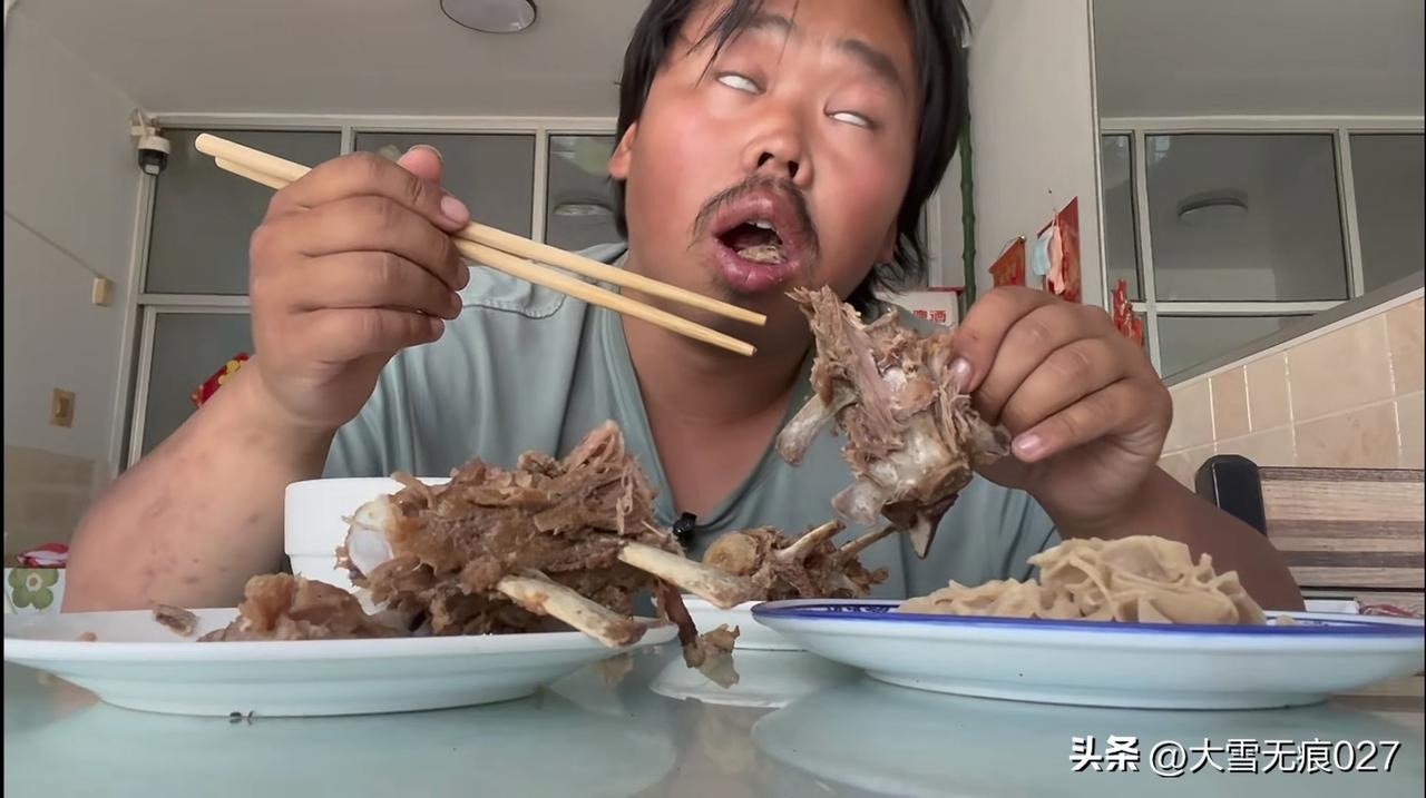 吃饭还得看小脏啊！
看不到他猥琐和作死的模样，吃饭都不香！