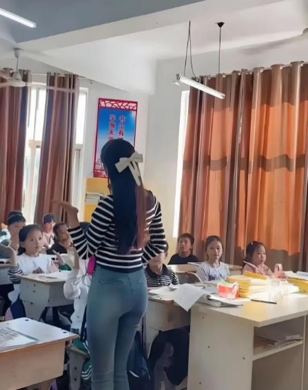 贵州，一小学女老师在上课时，3次看到一名男生趴在同桌女生的大腿上，女生都未做任何