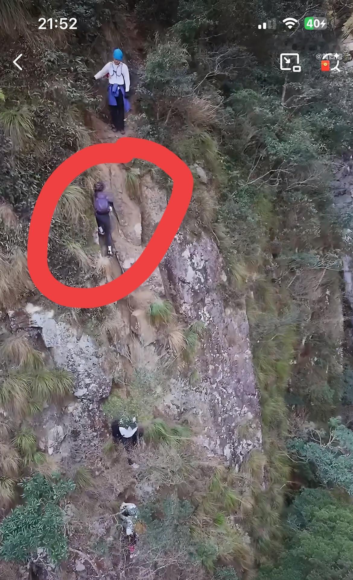 福建福清，一36岁驴友攀爬山崖，不慎坠落浑身受伤。他们一行有 20 组队去攀爬一