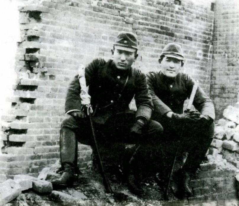 1937 年南京保卫战期间，日军少佐 野田岩（毅） 和 向井敏明 在日军媒体（如
