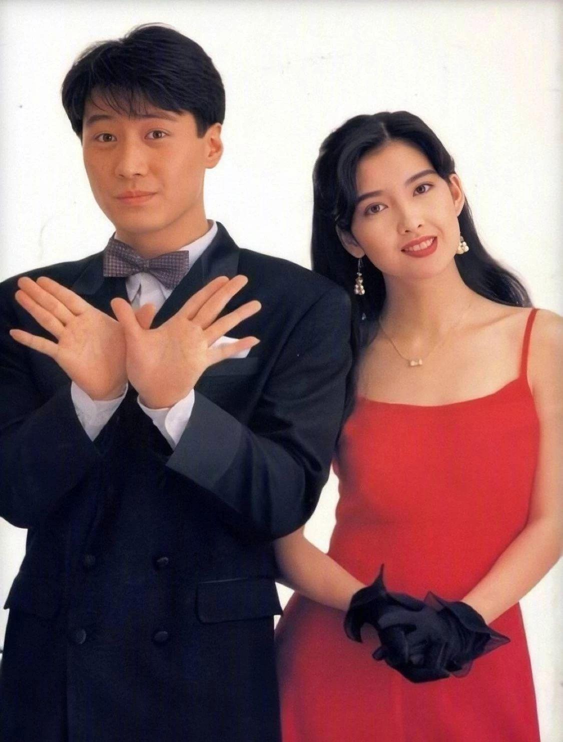在光影交错的旧时光里，黎明身着笔挺西装，搭配精致的格纹领结，举手投足间尽显优雅绅