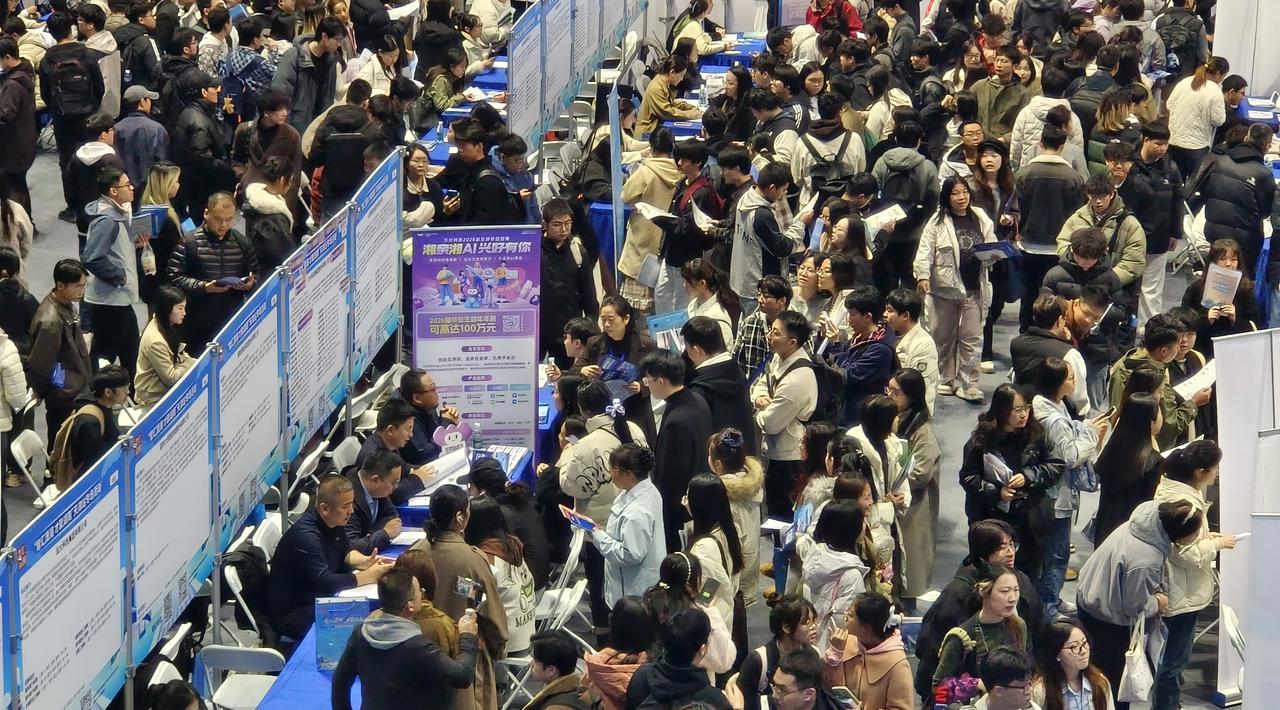 万兴科技相信，饱满的创造力需要高品质的生活来滋养。在长沙，更短的通勤、更低的压力