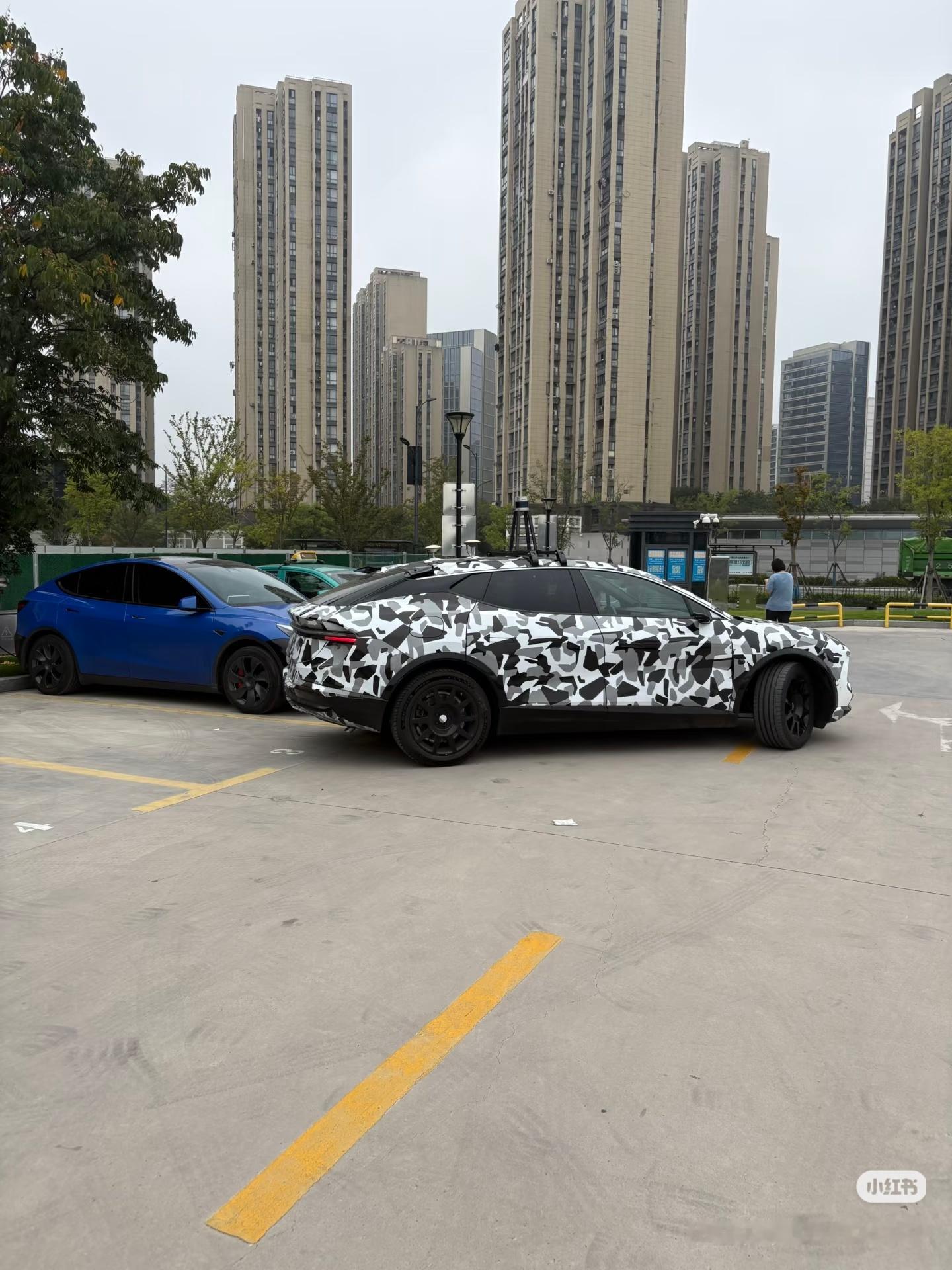 插混eletre，能看到主动格栅从很有设计感的六边形变成相对普通的横向设计了机盖